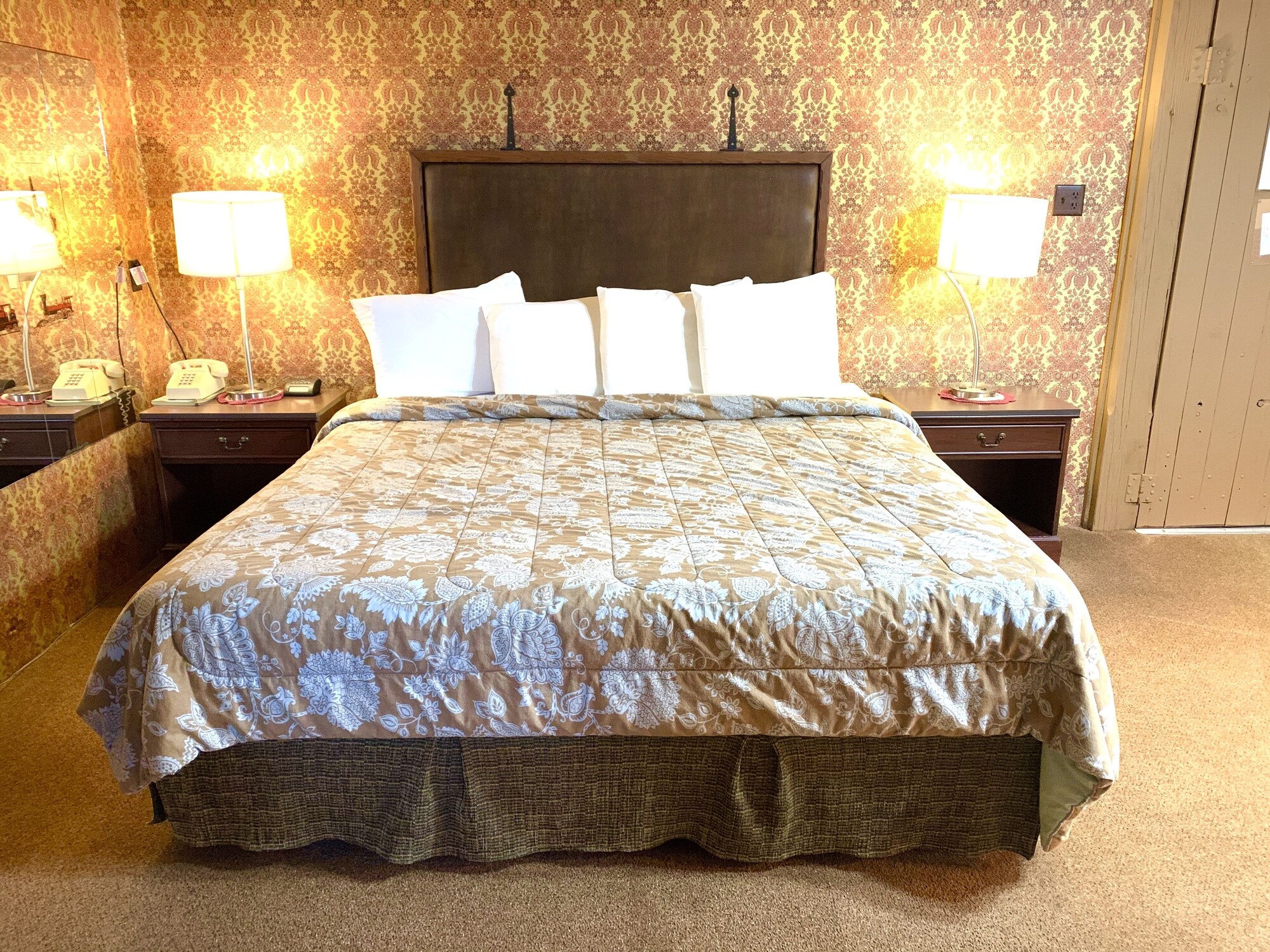 King Bed, Main Floor