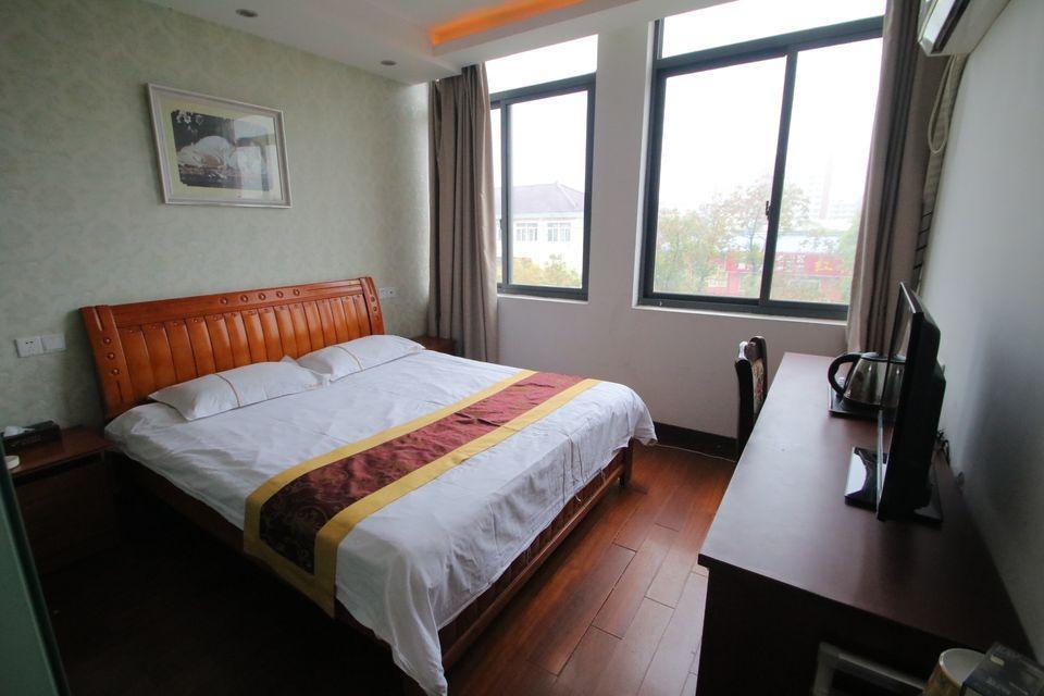 ROOM, QUEEN BED