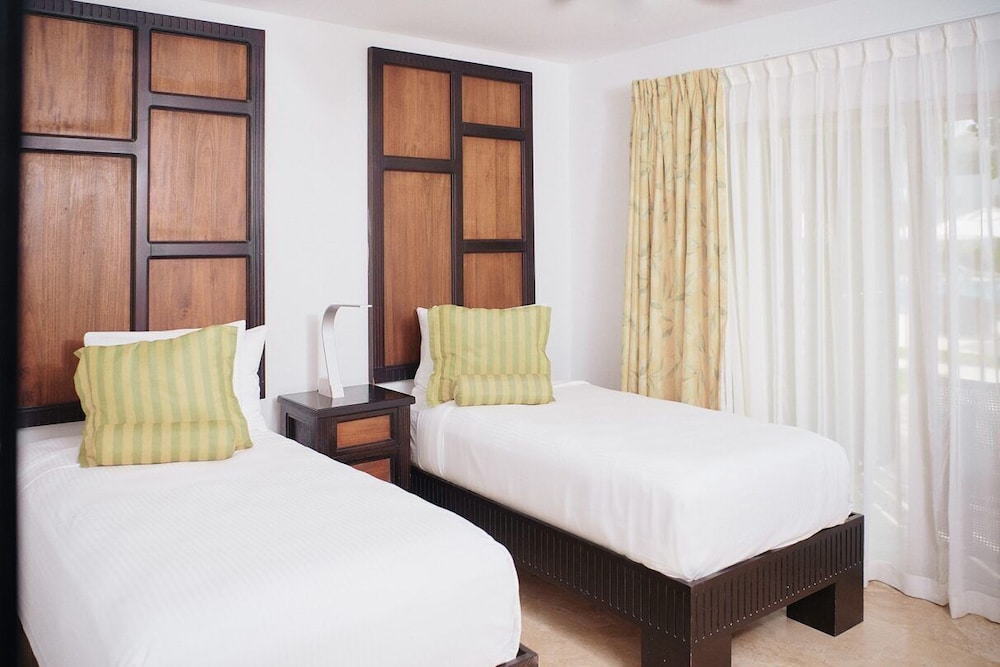 3 BEDROOMS, VILLA, BEACH FRONT