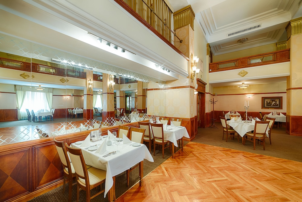 restaurant cafeteria