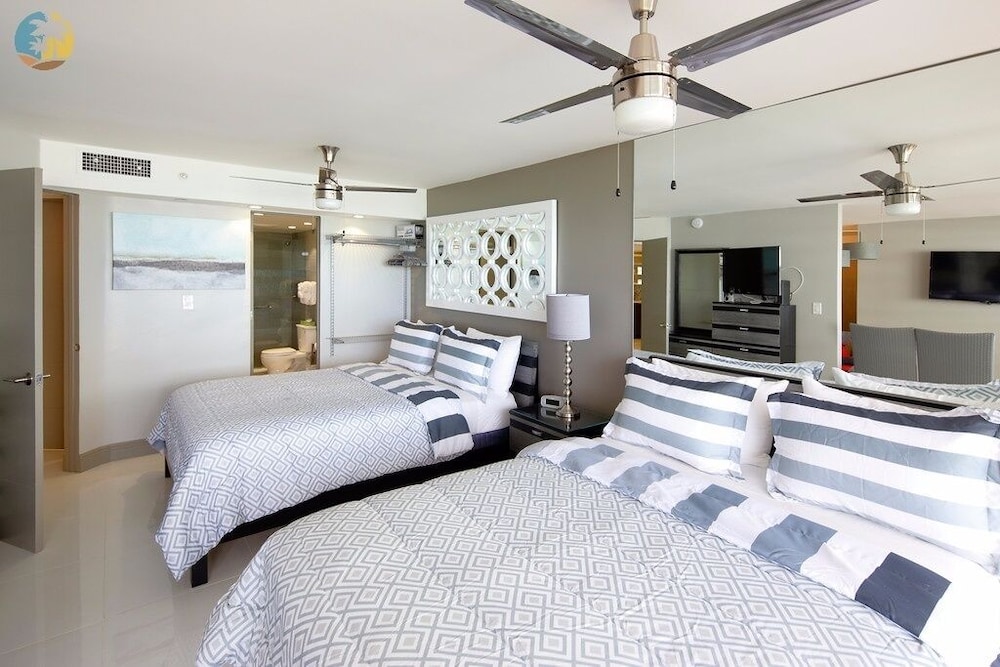 The Alexander All Suite Oceanfront Resort 25/50