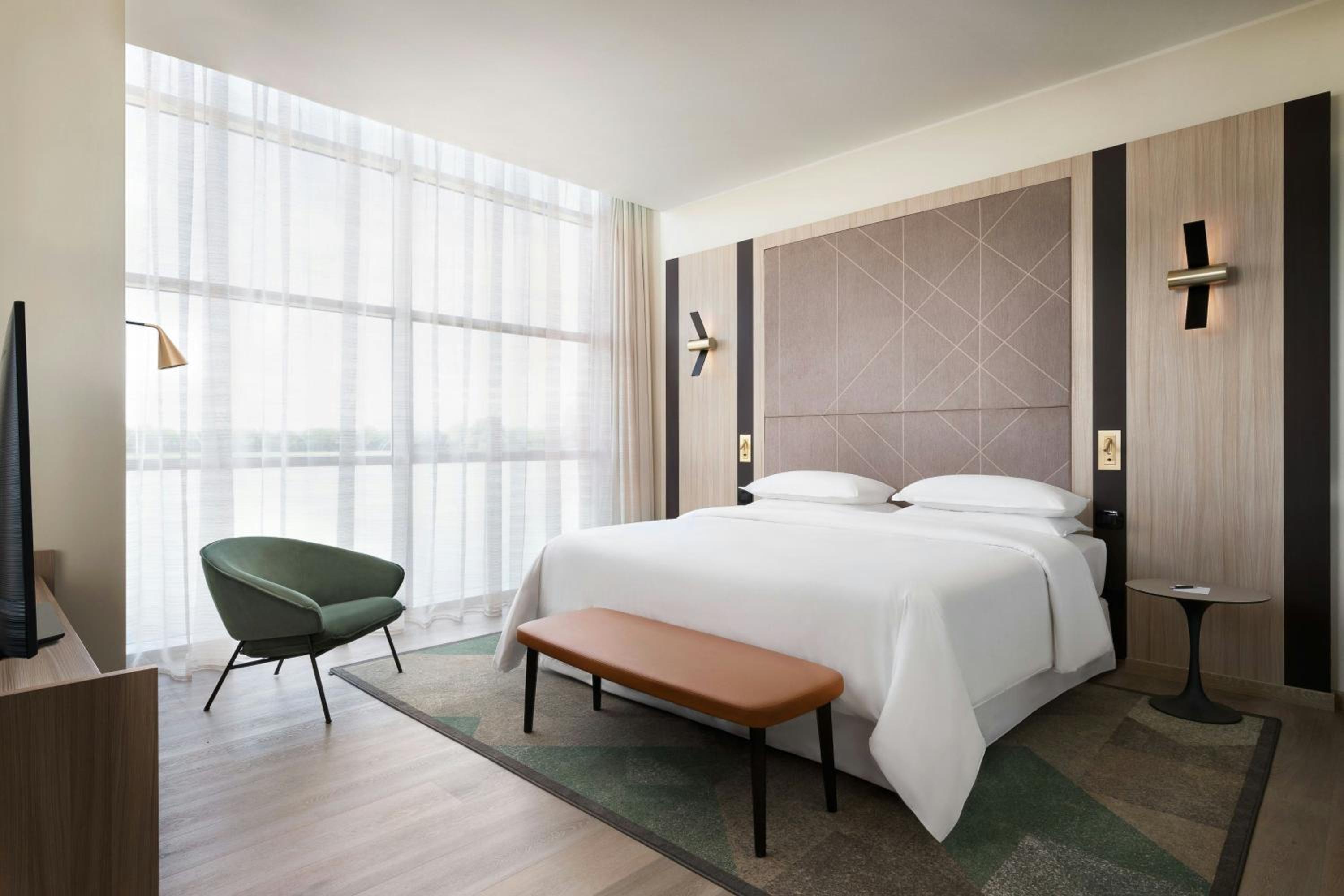Diplomat, Suite, King Bed