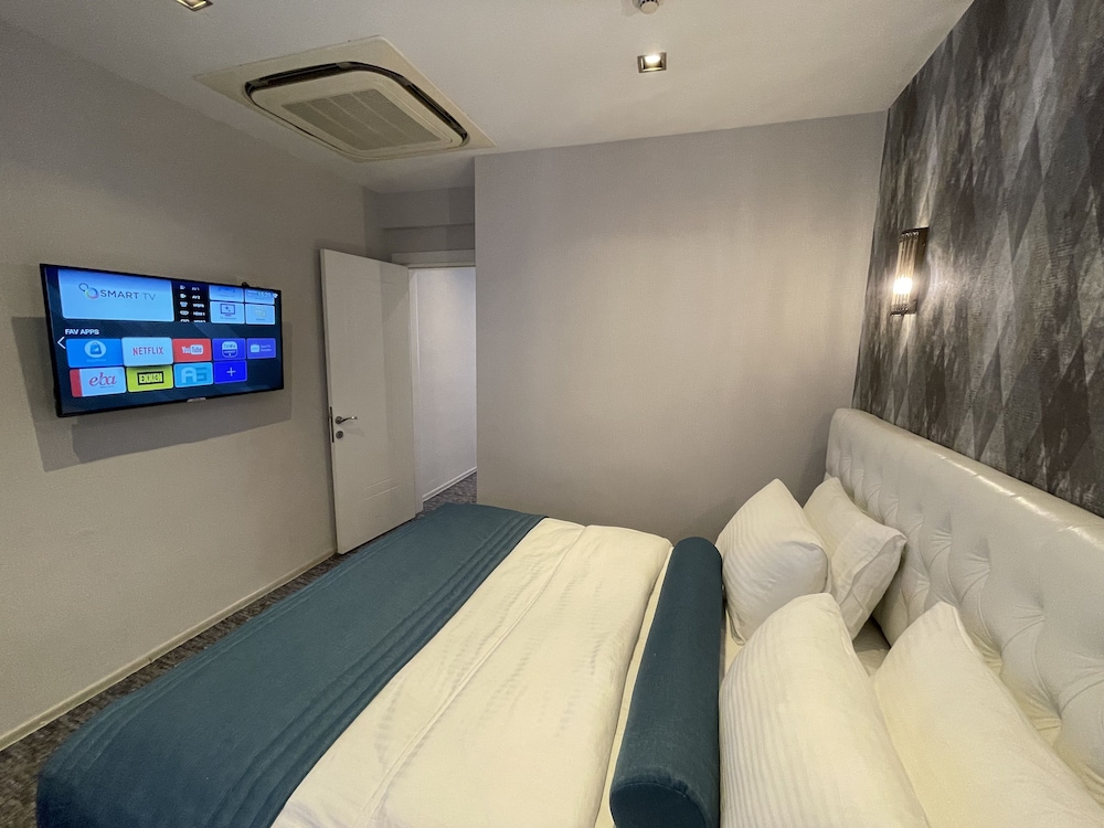 SUPERIOR, DOUBLE OR TWIN BED