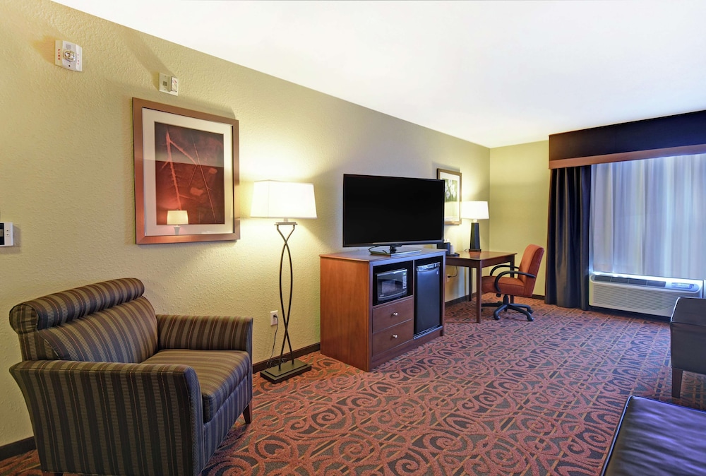 Hampton Inn and Suites Milwaukee Franklin 34/44