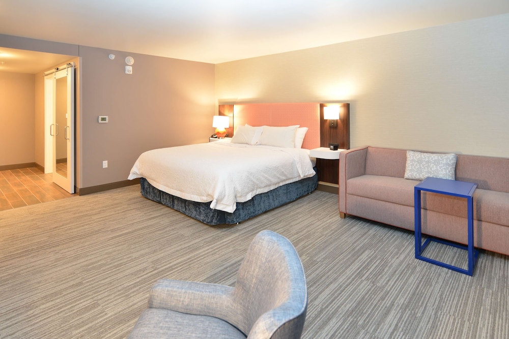 Hampton Inn & Suites Menomonie-UW Stout 21/39