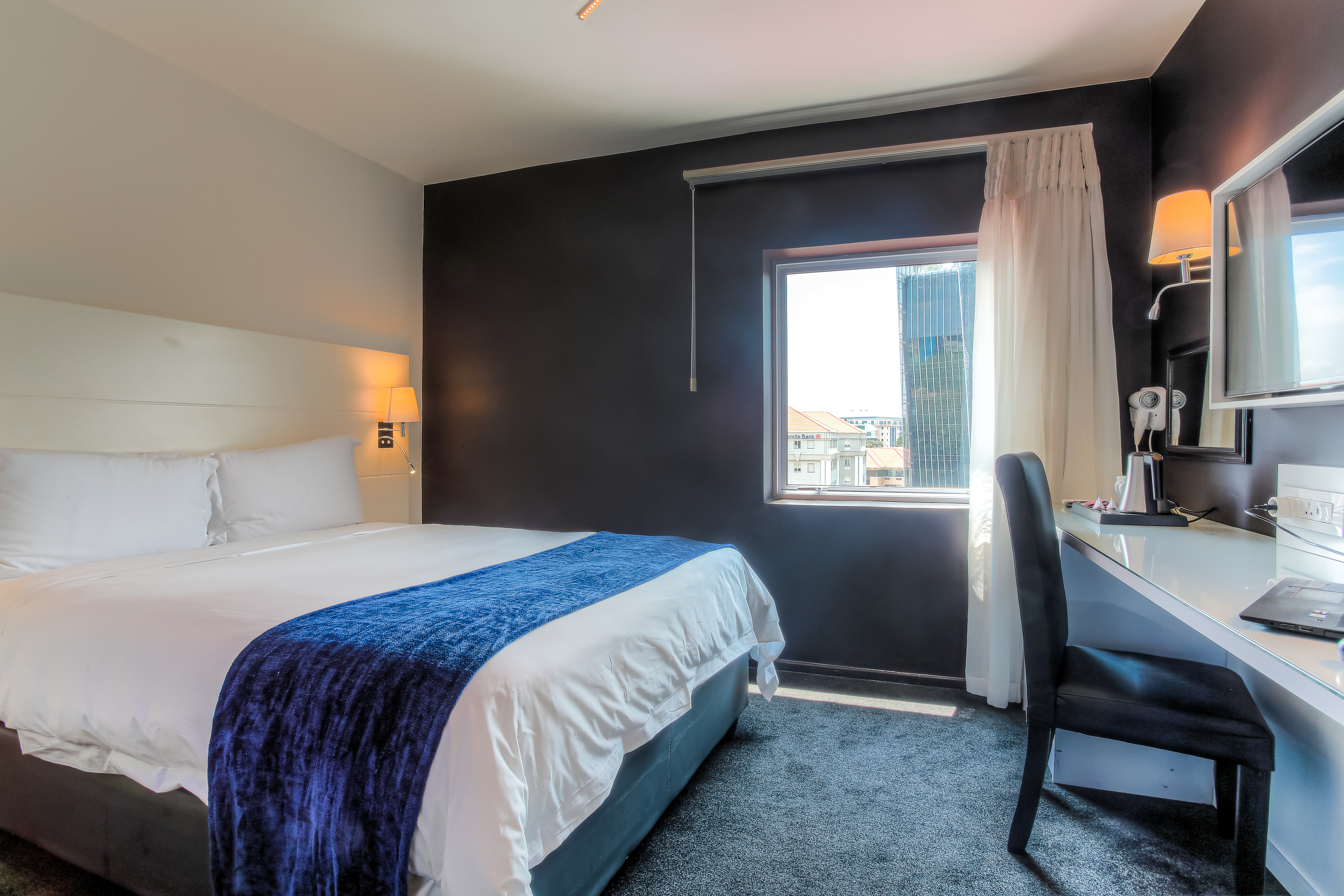 غرفة قياسية بسرير مزدوج، Onomo Johannesburg Sandton Hotel 2/4