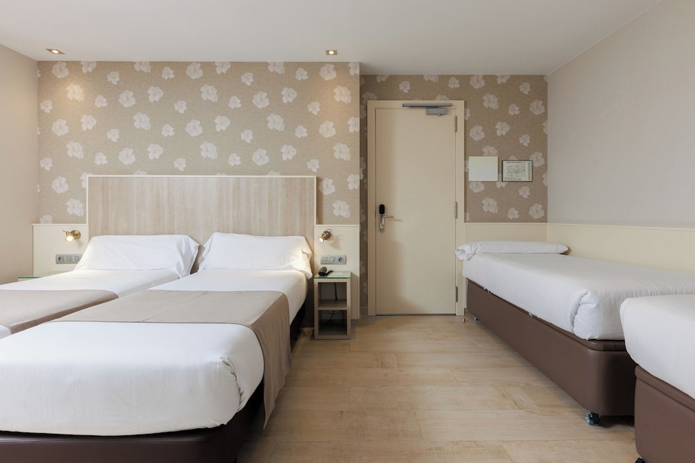 ROOM, QUADRUPLE