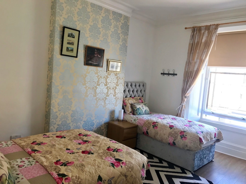 233 Leith Apartment 8/24