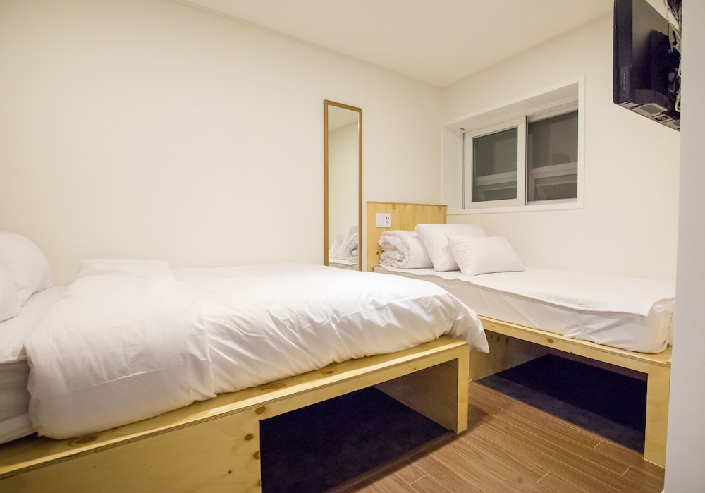 Step Inn Myeongdong 1 11/72