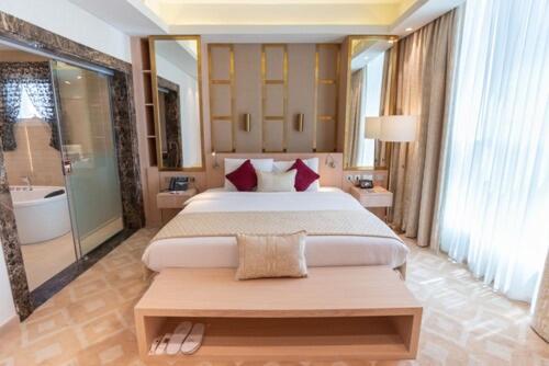 Diplomat, Suite, King Bed