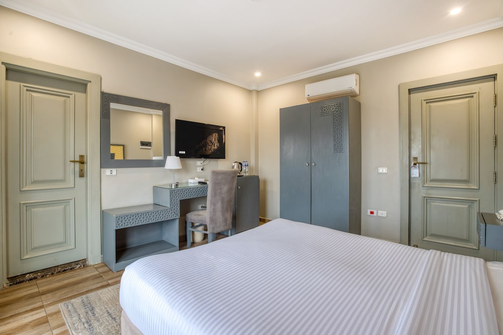 Superior, Queen Bed, Panoramic Pyramids View, Balcony