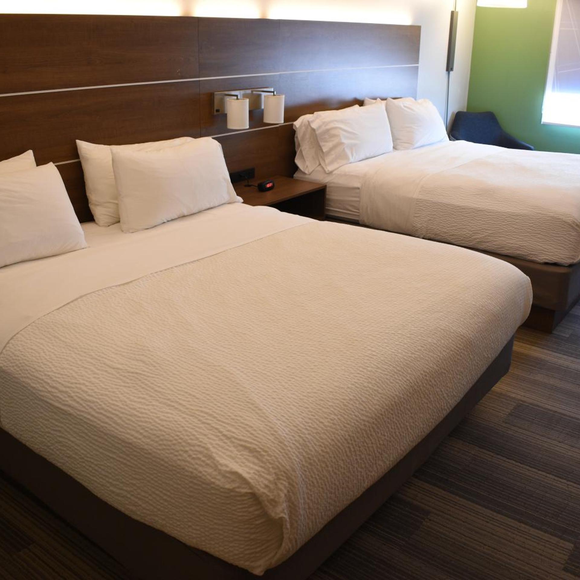 غرفة قياسية بسرير كينج وسريرين كينج، Holiday Inn Express and Suites Lincoln South 4/10