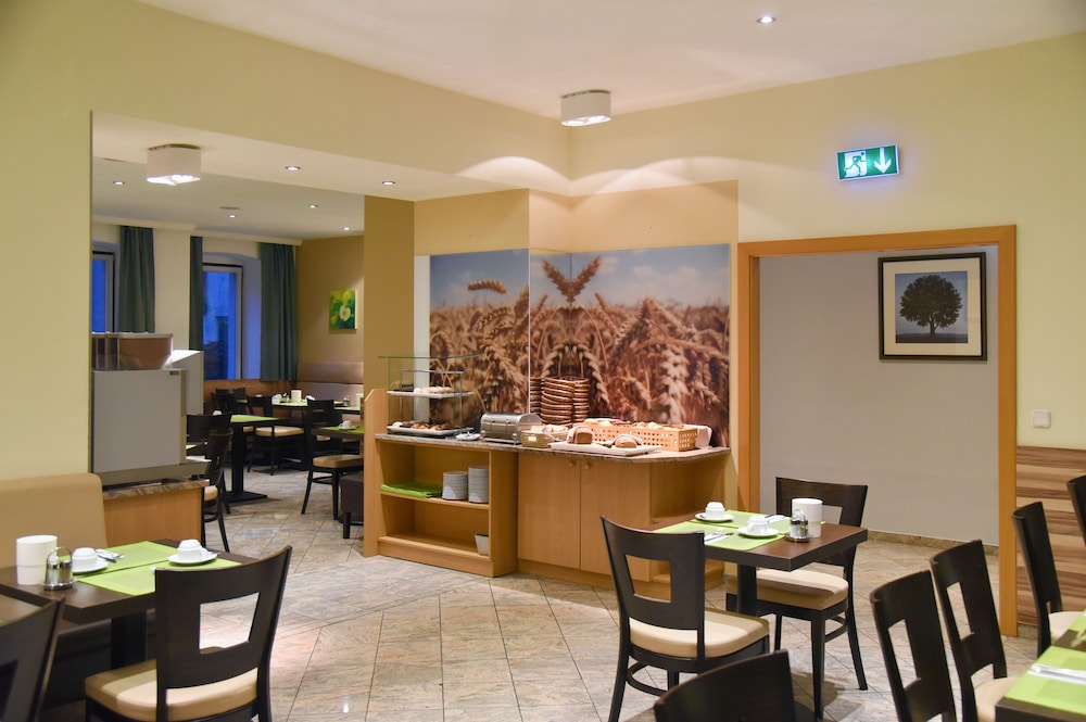 Lucia Hotel 36/46