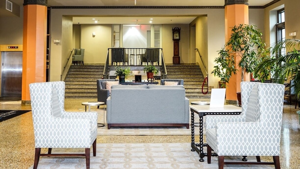 Grand Eastonian Suites Hotel 61/79