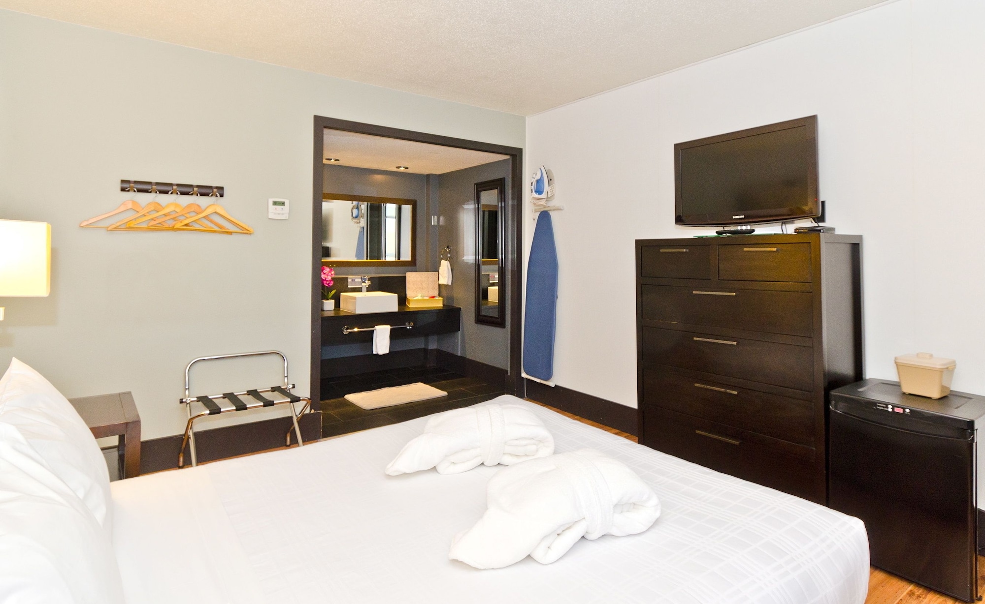 DELUXE, QUEEN BED