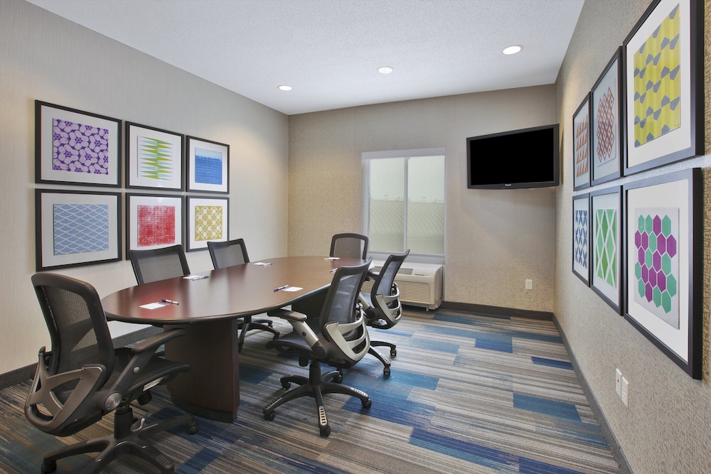 Holiday Inn Express Hotel Suites Auburn Hills 57/65