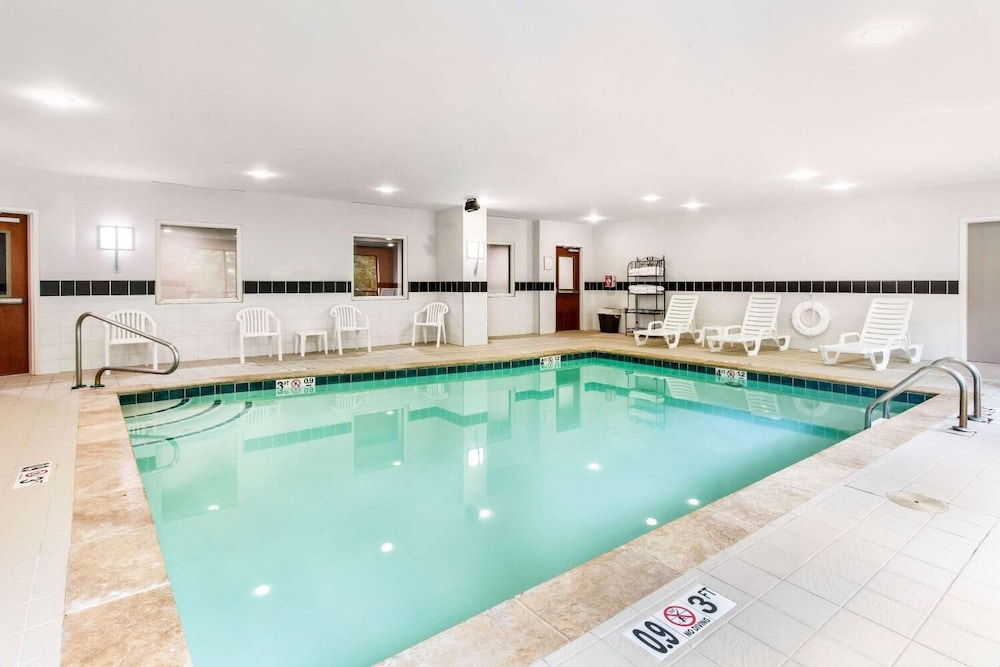 Comfort Suites Manchester 1/41