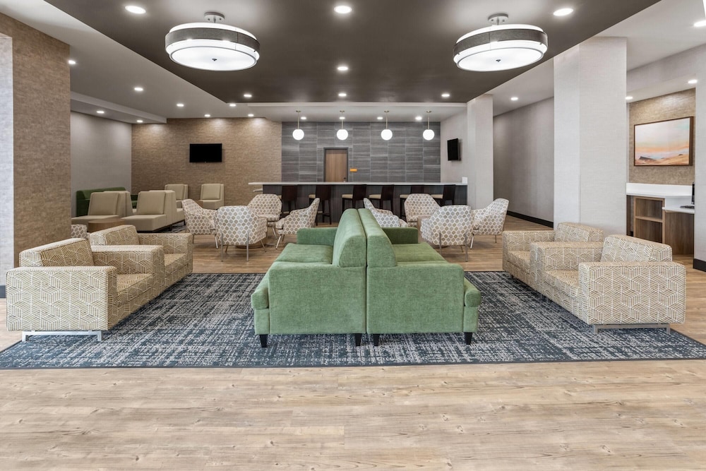 La Quinta Inn & Suites by Wyndham Phoenix near State Farm St 28/48