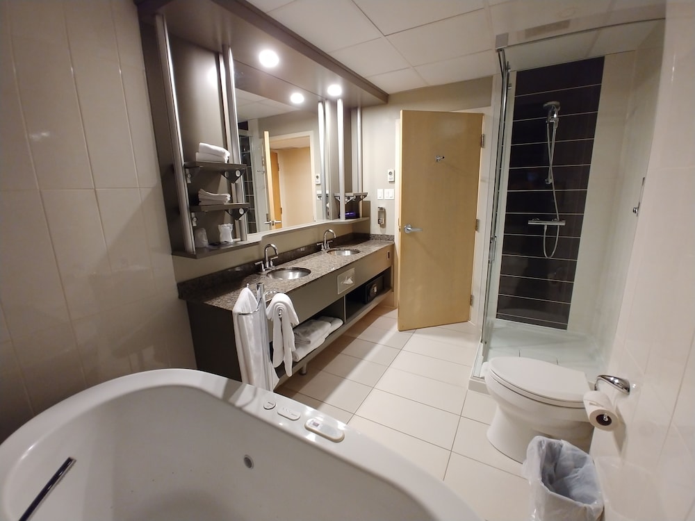 Hotel & Suites Le Dauphin Quebec 4/47