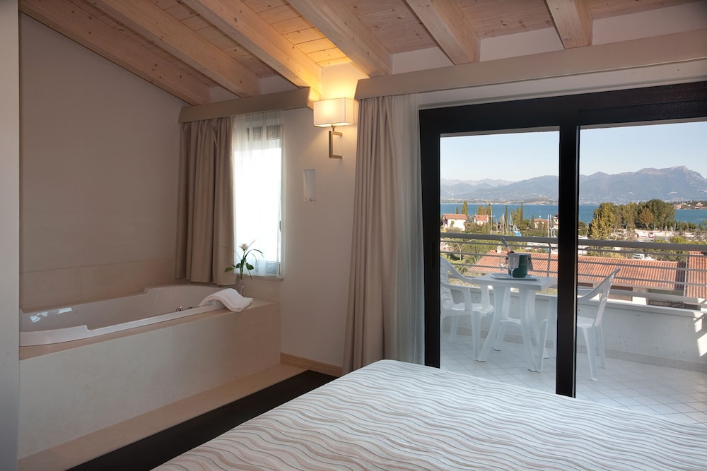 Suite, Lake View