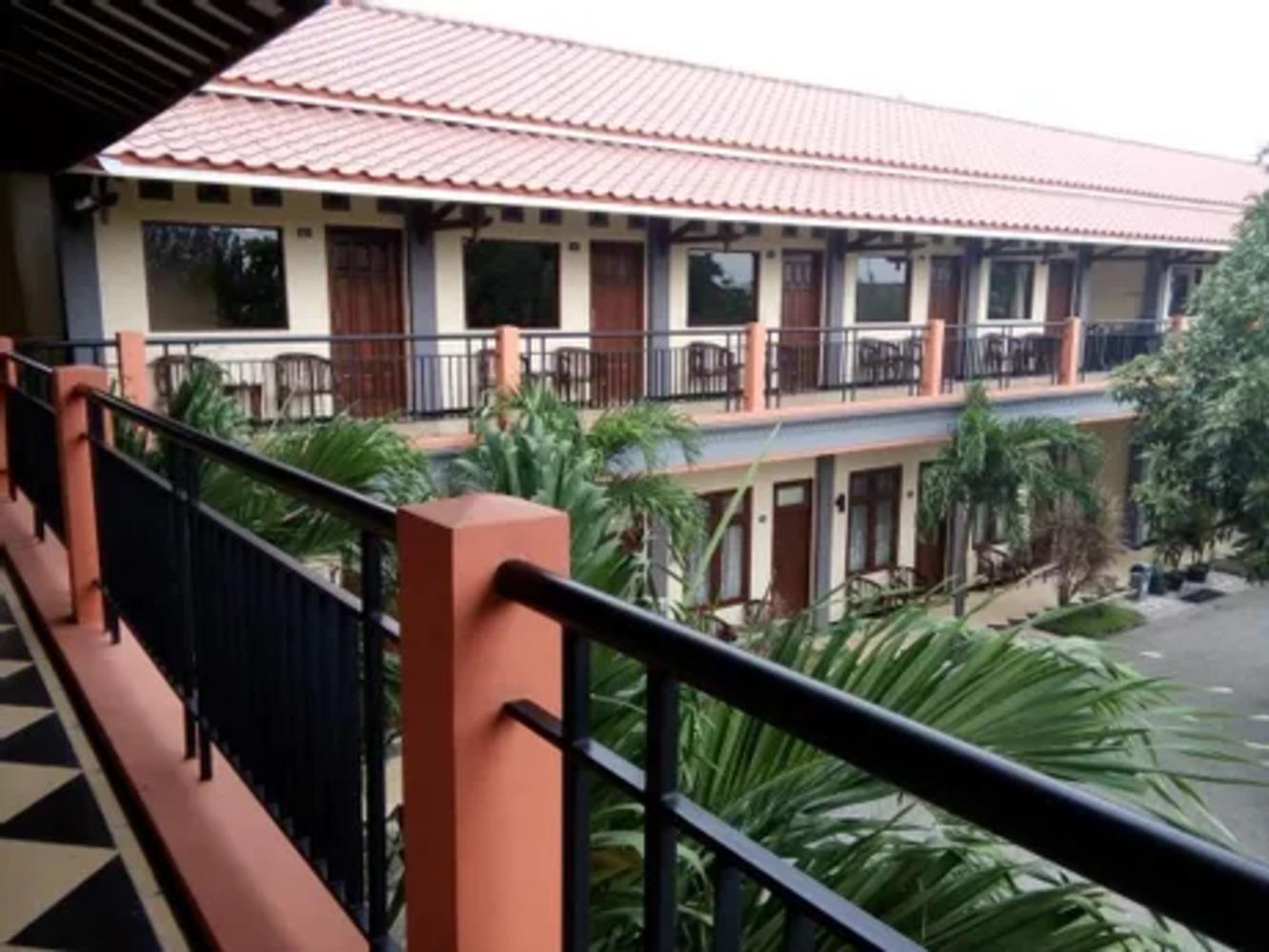 Nirwarna Hotel Bojonegoro 2/24
