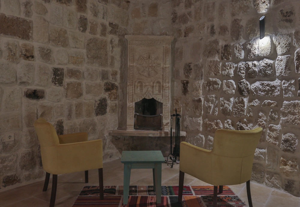 Acropolis Cave Suites 42/50