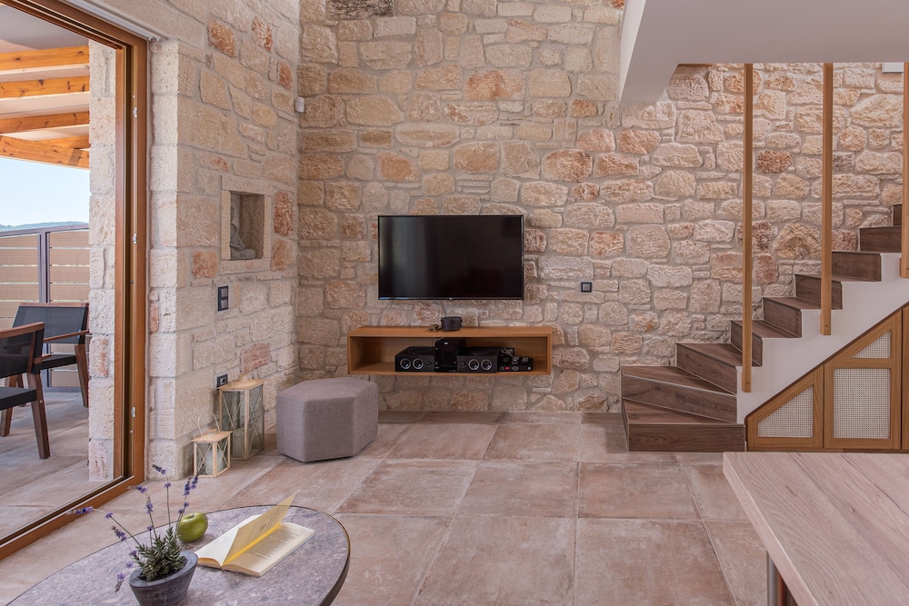 Mint Retreat Suites 24/42