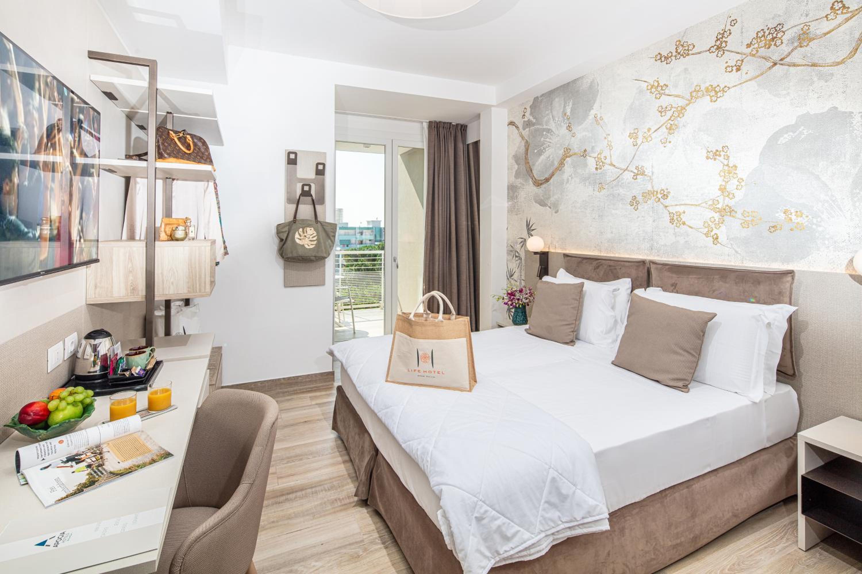 ROOM, DOUBLE BED
