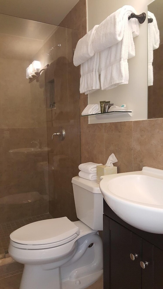 Le Cabanon Motel 45/50