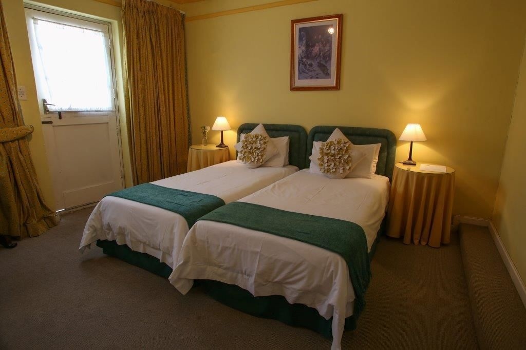 ROOM, TWIN BEDS