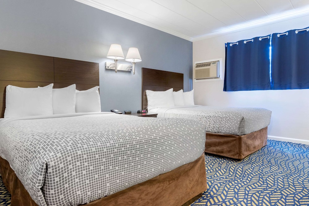 Econo Lodge Hicksville - Long Island 7/25