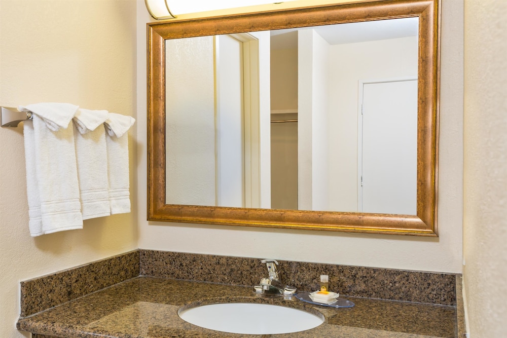 Days Inn by Wyndham San Diego-East/El Cajon 35/56