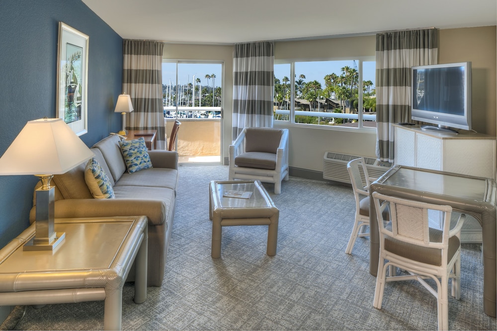 Bay Club Hotel & Marina 45/65