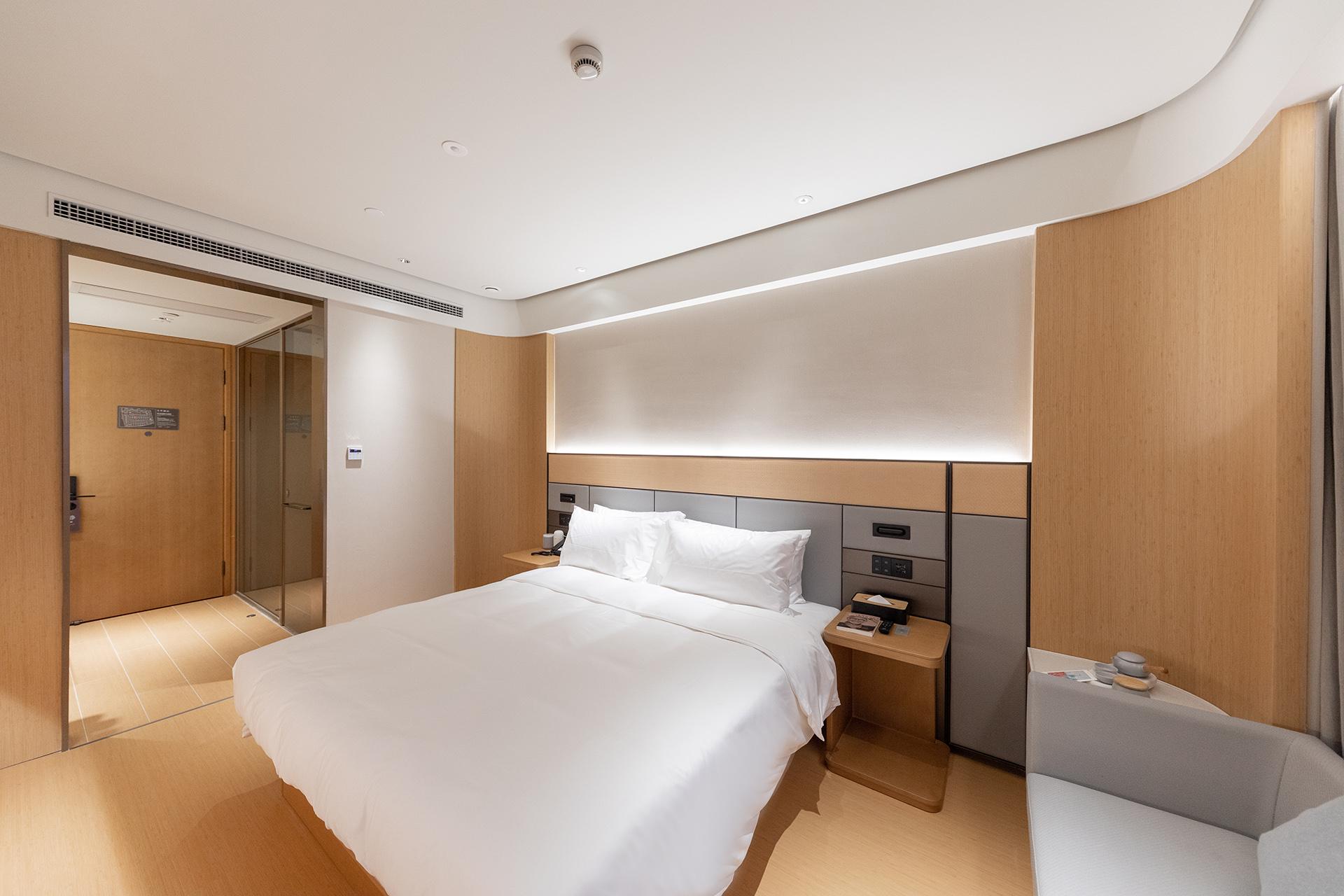 JI Hotel (Shanghai Wuning Road Subway Station) 24/40