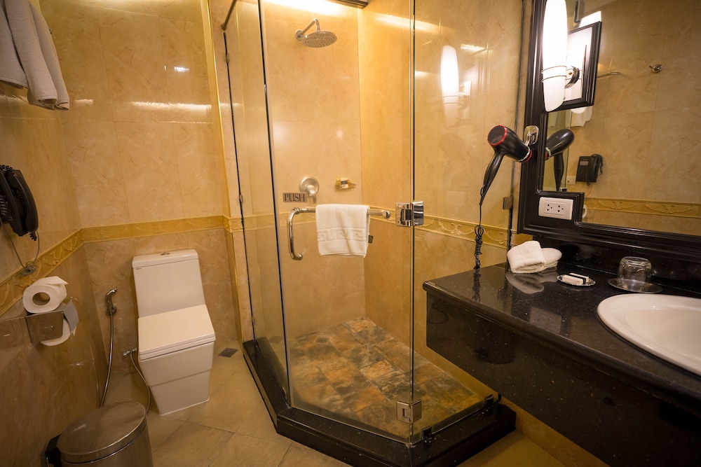 Fields Plaza Suites 65/65