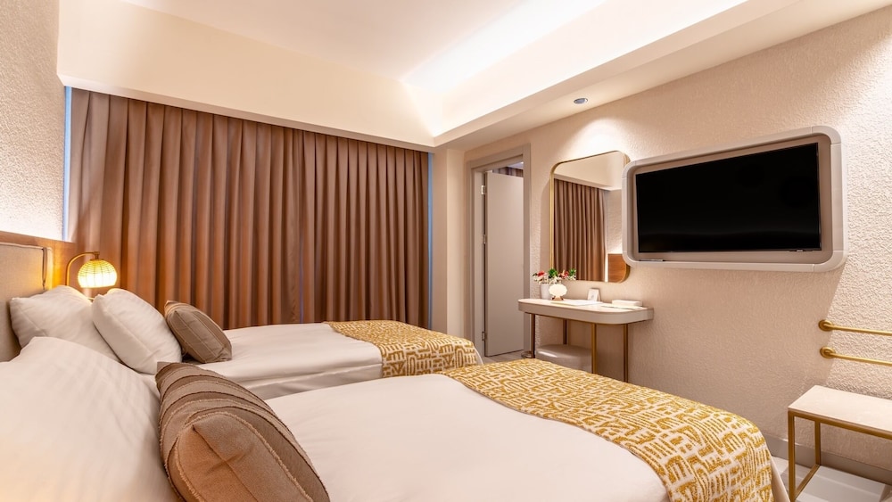 DELUXE FAMILY ROOM