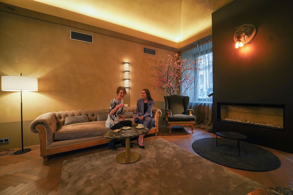 987 Prague Hotel 41/56