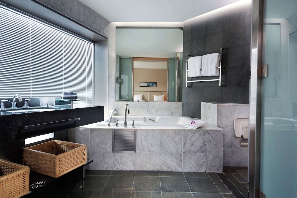 Deluxe, Twin Beds, Lake View, Hilton Kuala Lumpur 12/12