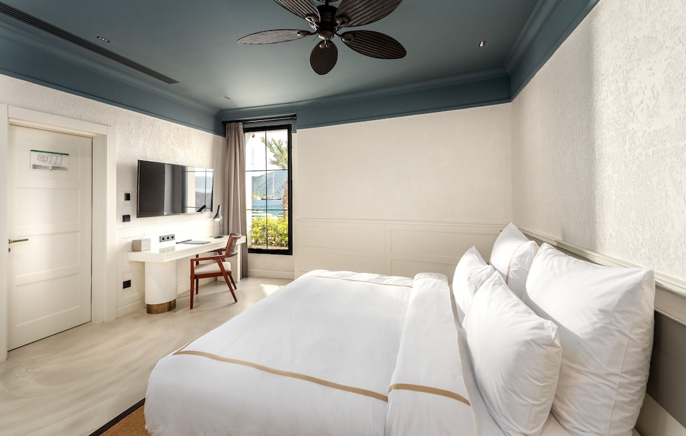 ONE BEDROOM BEACHFRONT SUITE
