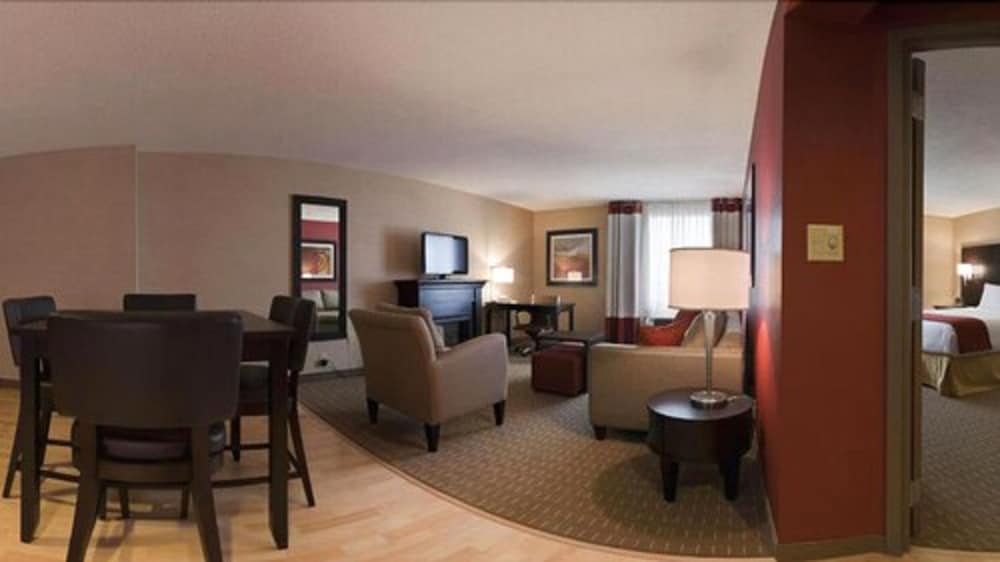 Holiday Inn Express Suites Chatham South 56/75