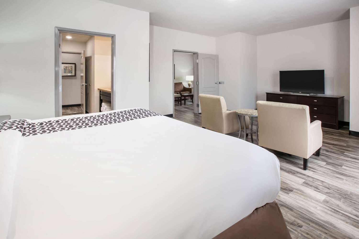La Quinta Inn and Suites by Wyndham DFW Airport West - Euless 16/65