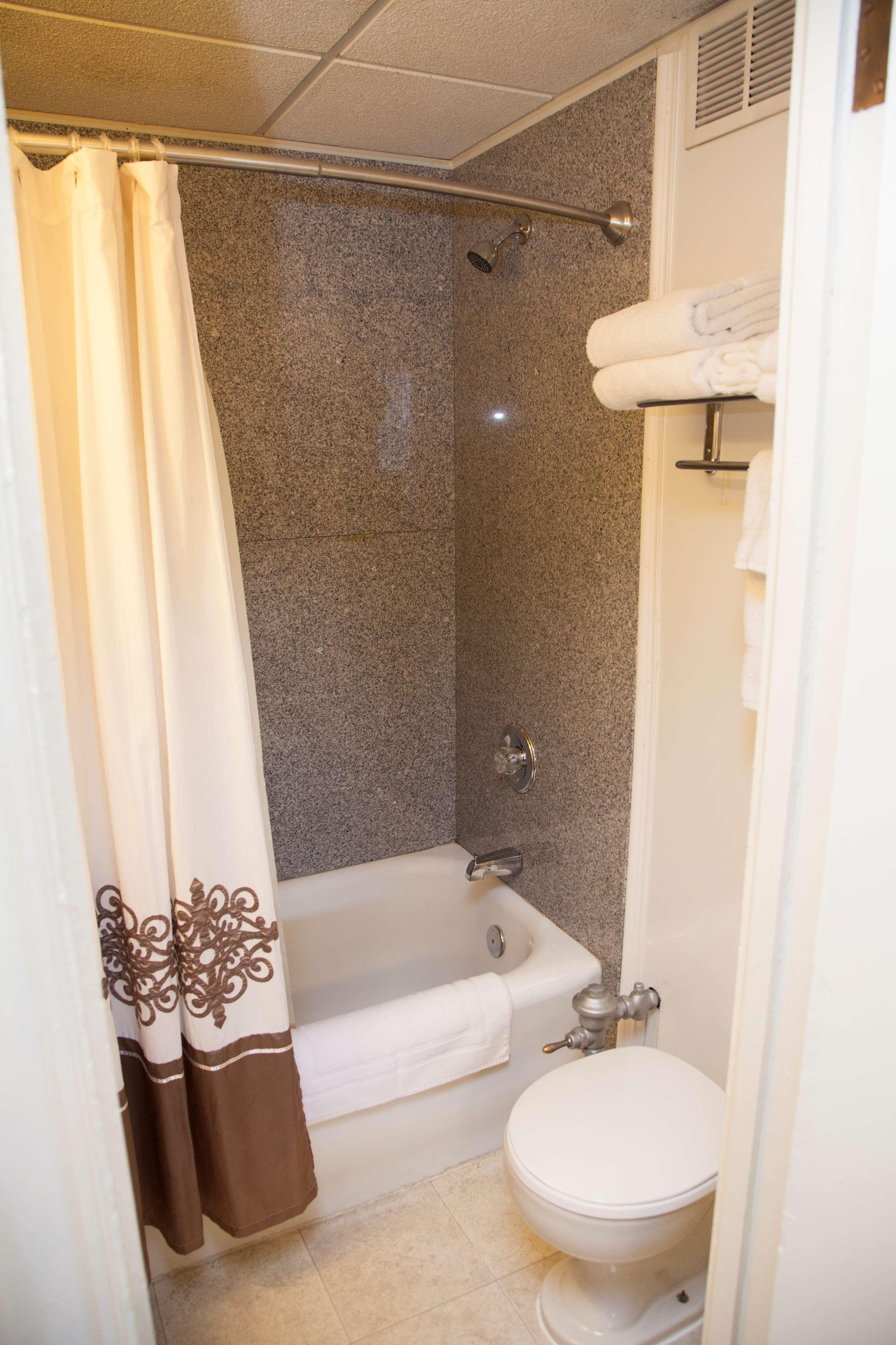 جناح بسرير كينج بمنطقة جلوس بمطبخ صغير في طابق مرتفع، Genetti Hotel SureStay Collection By Best Western 4/5