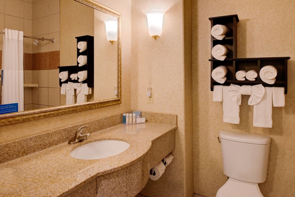 Hampton Inn Suites Ontario 20/60