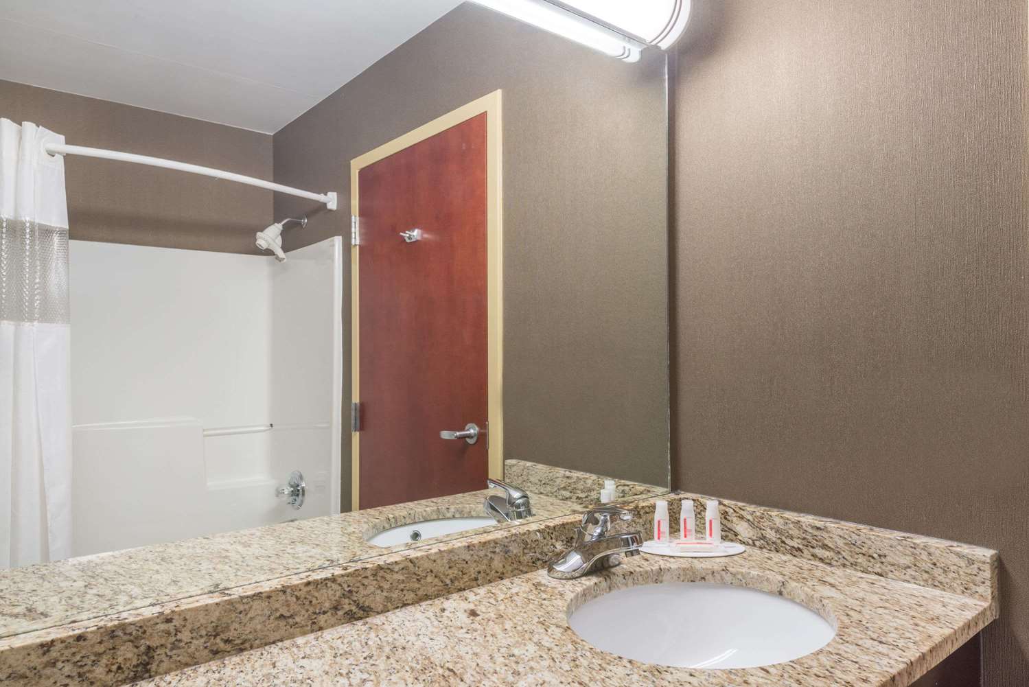 Ramada by Wyndham Catlettsburg/Ashland 33/35