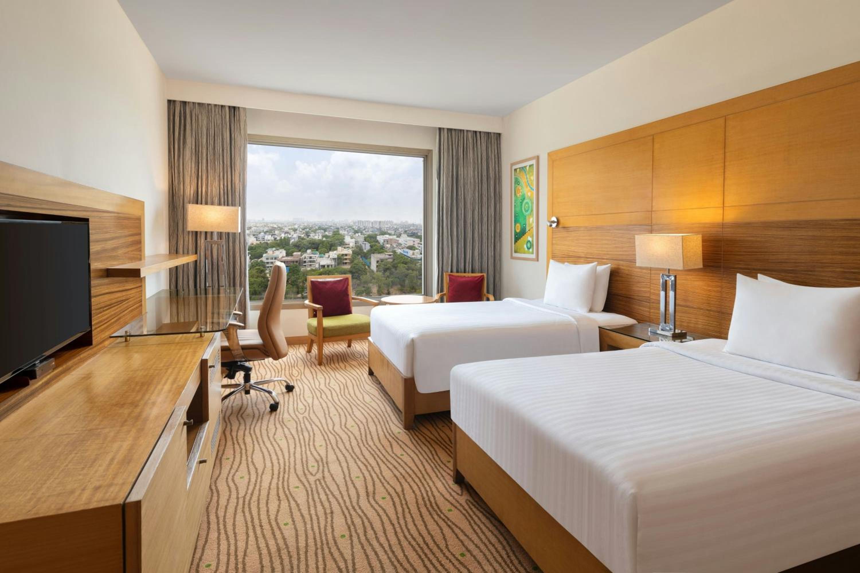 غرفة بسريرين منفصلين، Courtyard By Marriott Gurugram Downtown 6/11