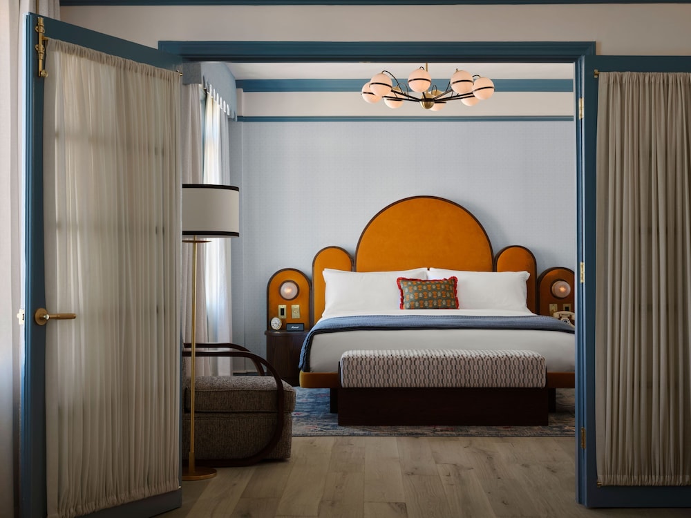 SUITE, KING BED, OCEAN FRONT