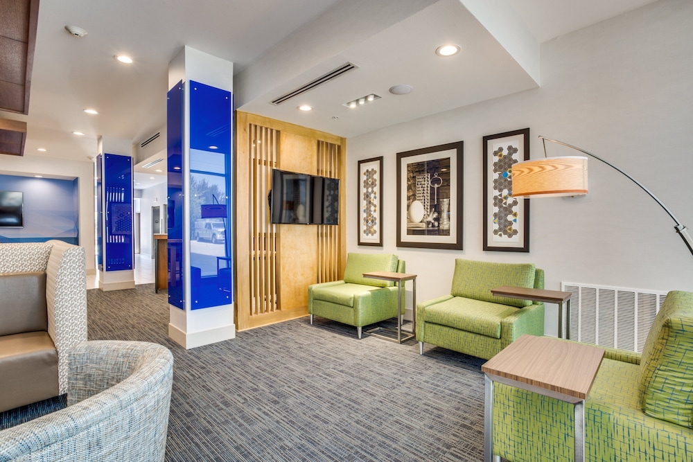 Holiday Inn Express and Suites Denton South 21/71