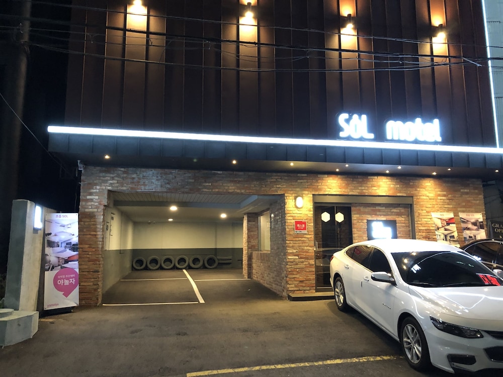 Sol Motel 2/28