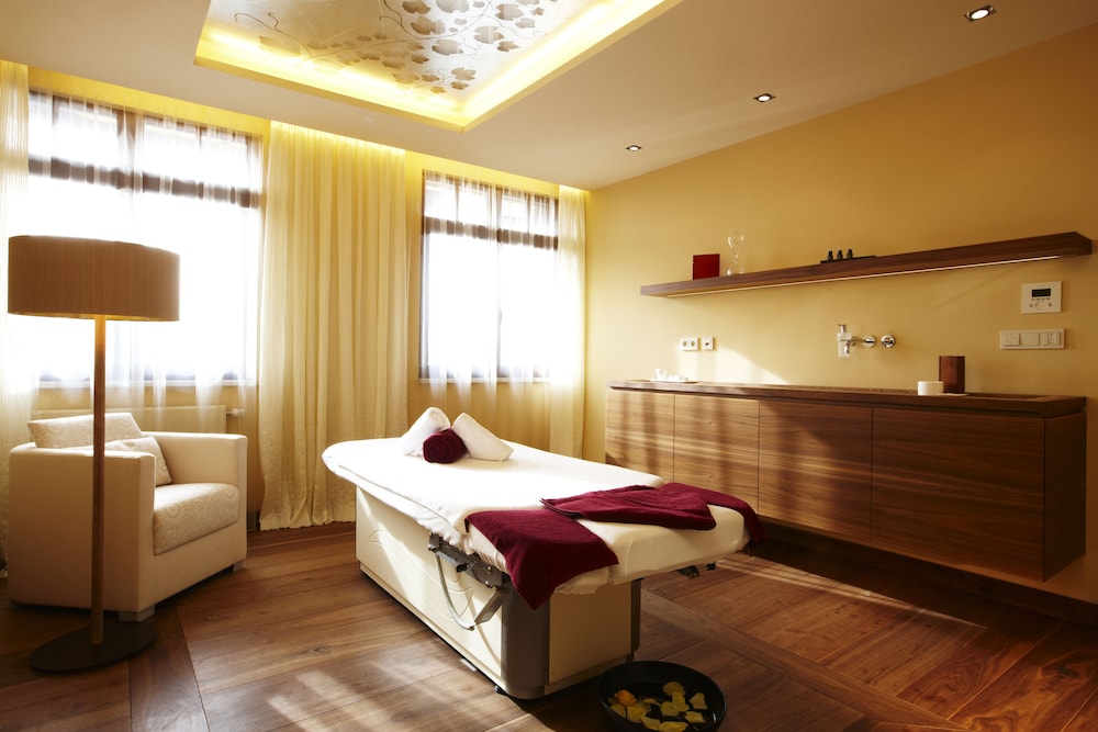 WALD AND SCHLOSSHOTEL FRIEDRICHSRUHE 34/67