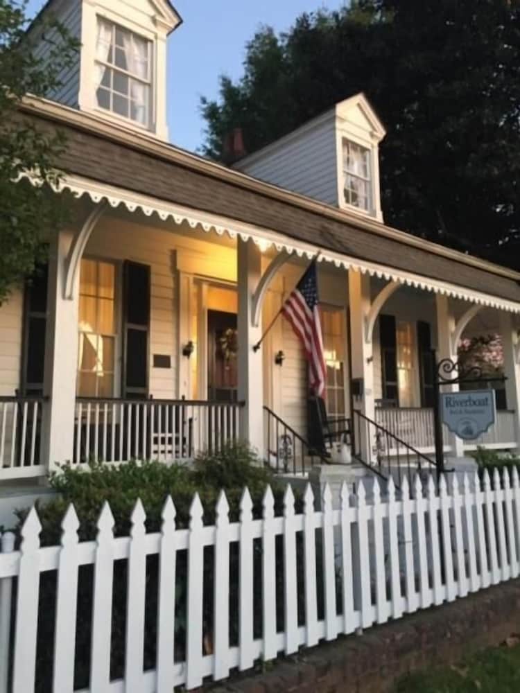 Riverboat Bed & Breakfast 3/43